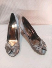 Womens Sz 6.5 The Touch Nina Silver Stain Pump Heels With Open Toe With Bow