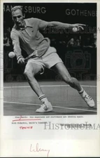 Press Photo Tennis player Stan Smith shows his comeback form. - hps11873