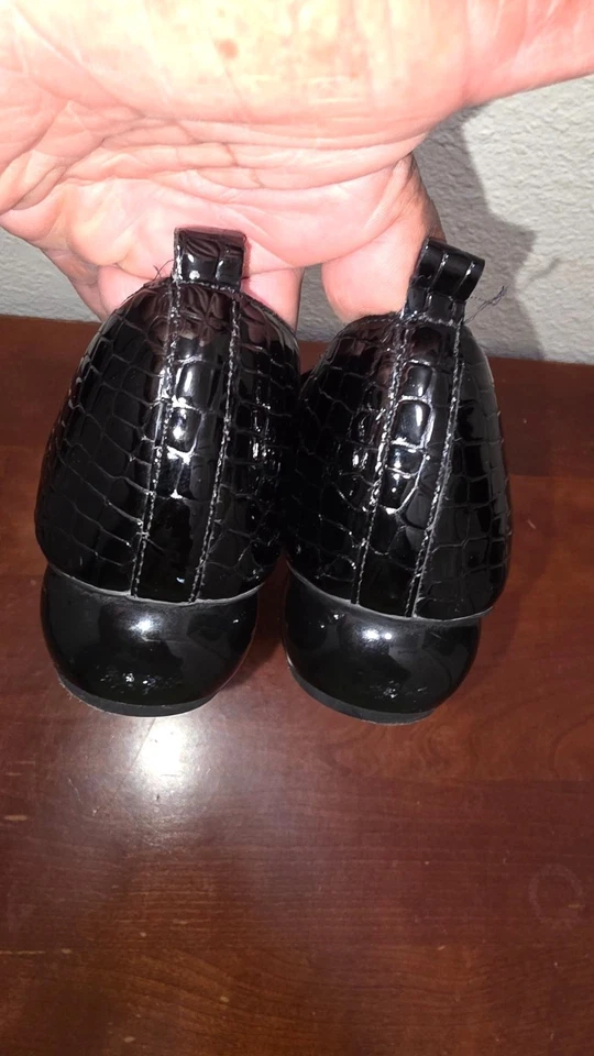 Mocasines Jeffrey Campbell de cuero negro con relieve de cocodrilo en punta tacones redondeados para mujer Foto 3 de 4