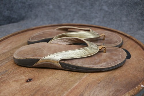 OluKai Women's Kumu Gold Brown Leather Flip Flops Size 7 Beach Thong Sandals