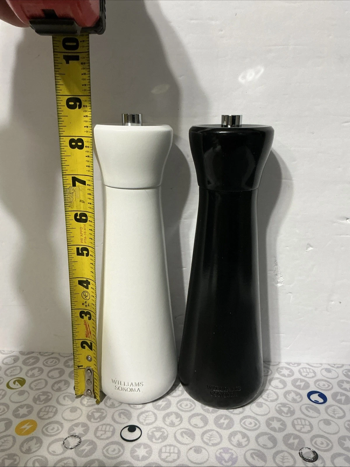 WILLIAMS SONOMA Italian Wooden Salt & Pepper Mills | WHITE/BLACK Classic!