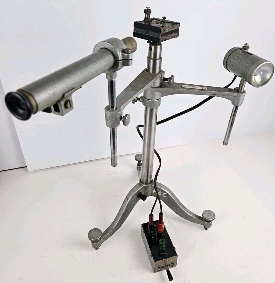Actual 1930s Millikan oil-drop apparatus — the device used to measure the electron charge — a jaw-dropping physics relic from WELCH Scientific.