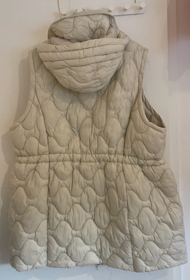 beige Steppweste mit Kapuze in Größe 58 von C&A - Bild 2 von 4
