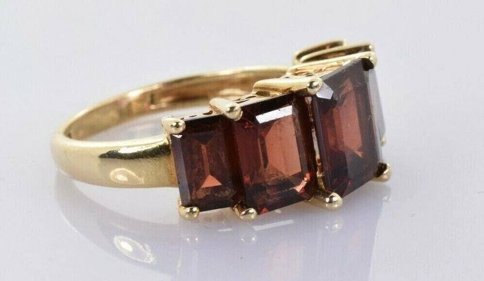Anillo de plata enchapado en oro amarillo de cinco piedras granate natural de 5,60 quilates A485 Foto 2 de 4