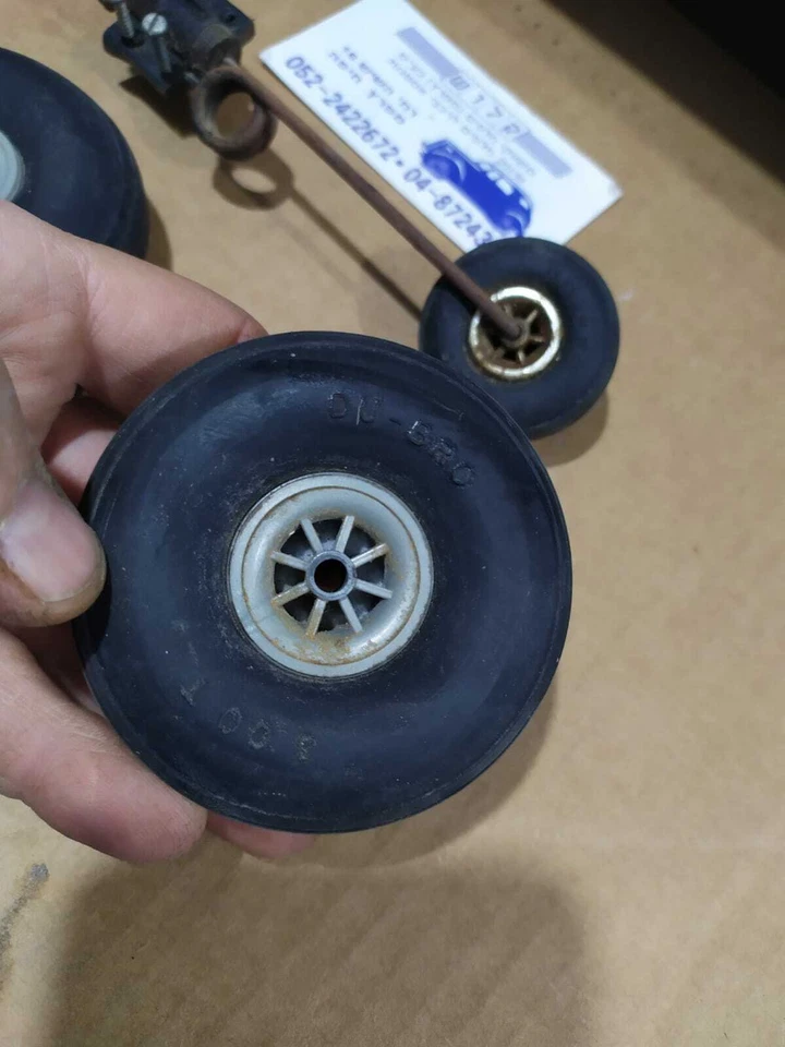 Aircraft DU-BRO 300T Dubro Treaded Lightweight 3 Wheels 2 X 3-inch , 1 X 1.75" - Image 2 of 4