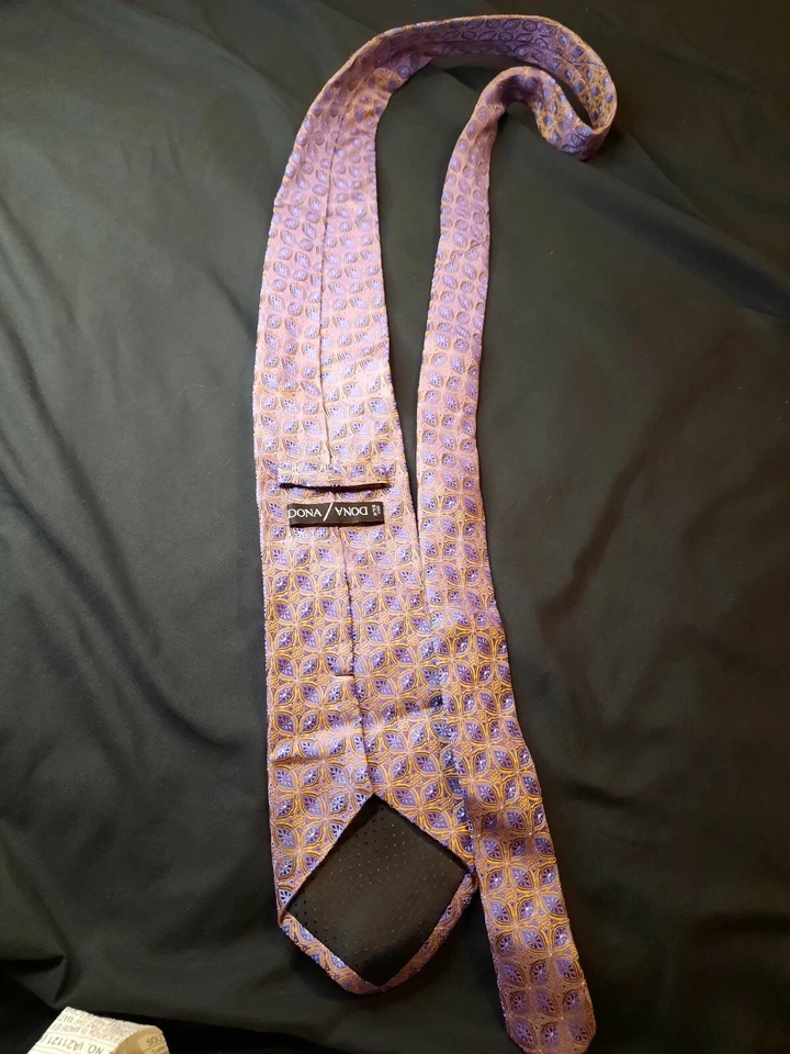 Corbata de seda DONA DONA IMPRESIONANTE COLORES MORADOS Y DORADOS ¡HERMOSOS patrones geométricos! Foto 3 de 4