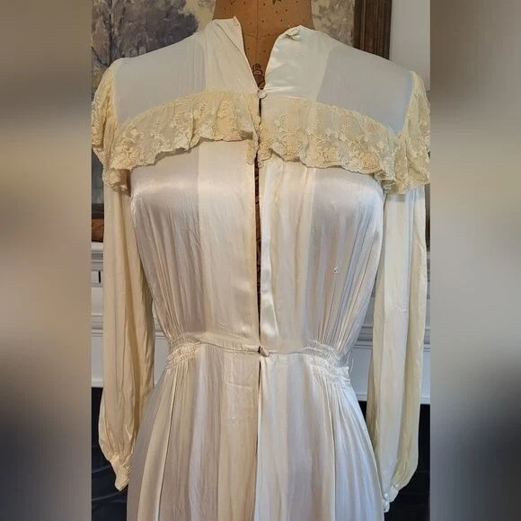 OFF WHITE Vestaglia vintage anni 30 40 Impero in raso bianco sporco con pizzo