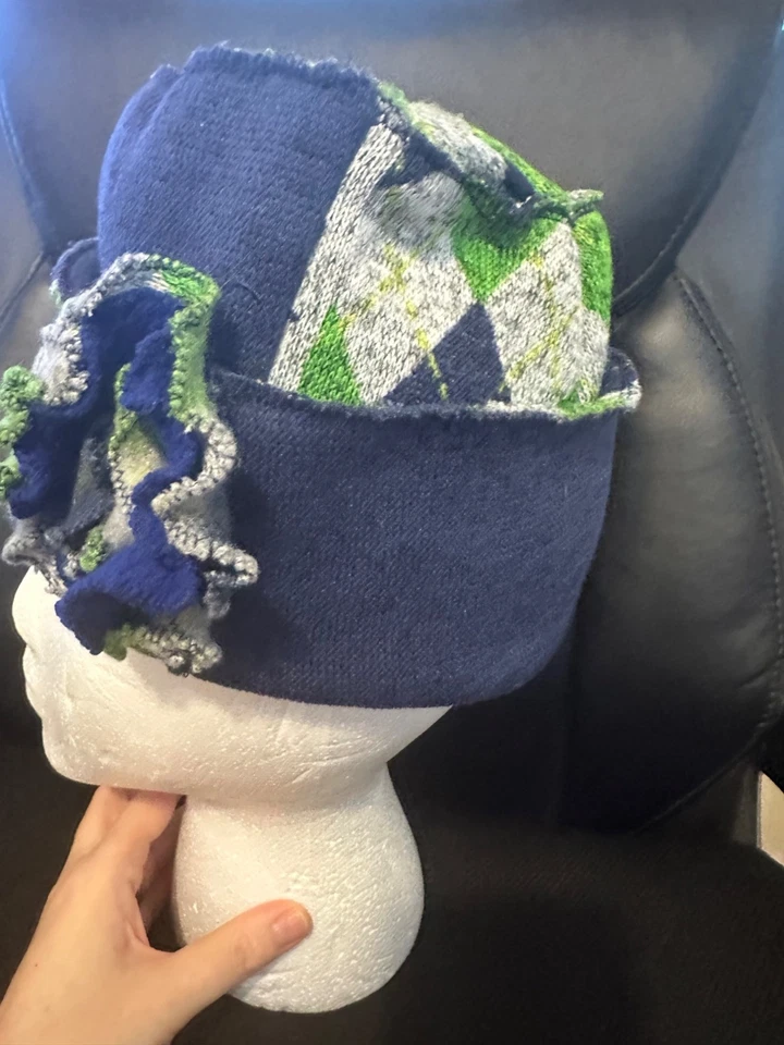 Sombrero Cloche Único Patrón Argyle con Acento Floral Azul y Verde Foto 4 de 4