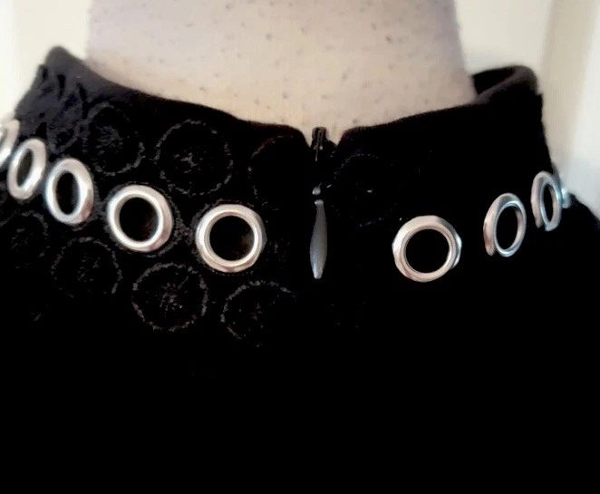 Blusa Camisa Rocker Retro Escote Gargantilla Ojales Negro Plateado Venus Top L Usada en Excelente Condición Foto 2 de 4