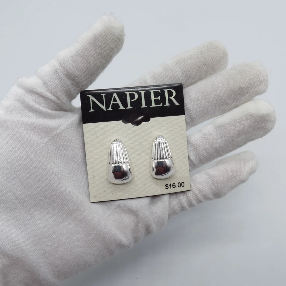 Pendientes colgantes perforados tono plata Napier de colección diseño simple Foto 2 de 4