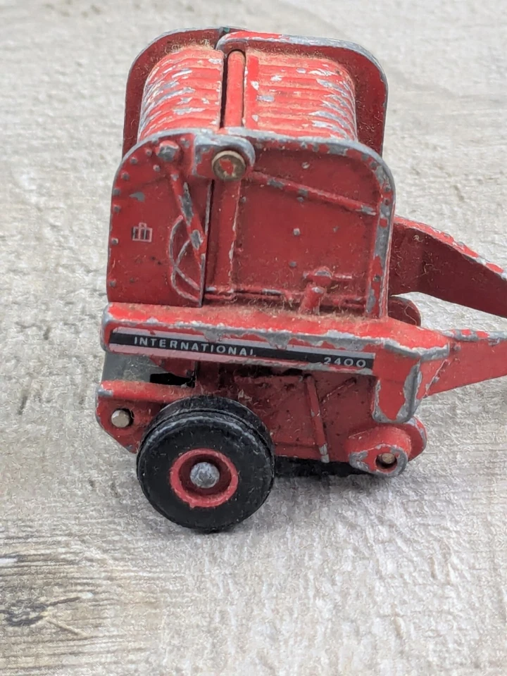 Vintage ERTL 1/64 Scale International 2400 Round hay baler Die Cast Red farm - Image 3 of 4
