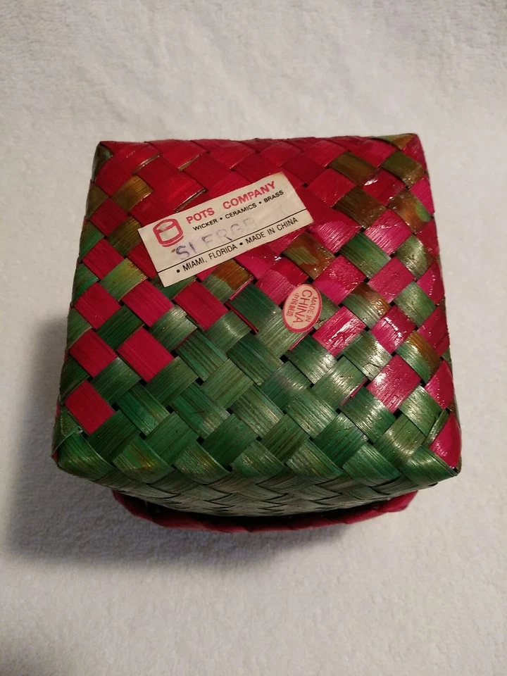 Caja de almacenamiento decorativa roja verde mimbre ratán tejida con tapa aprox. 4" cuadrado Foto 4 de 4