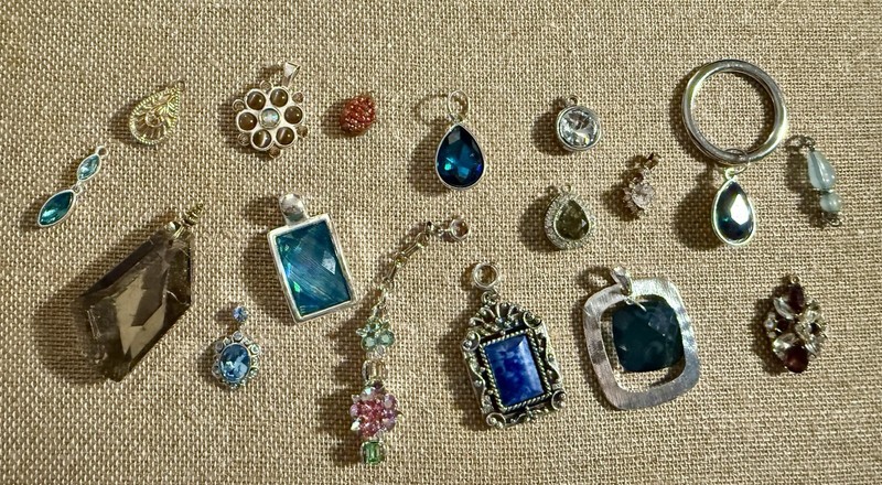 vtg Lot/17 Jewel Tone Charms & Pendants Wearable Crafting