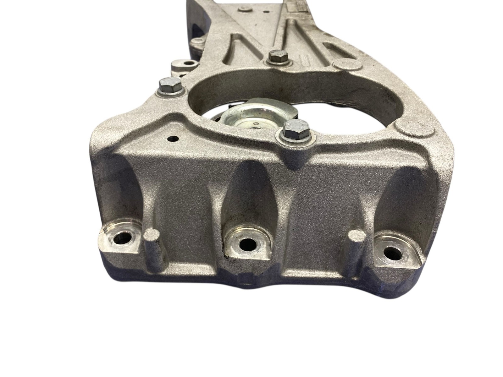 2017-2024 Maserati Levante M161 3.0l Awd Transmission Crossmember Mount Bracket