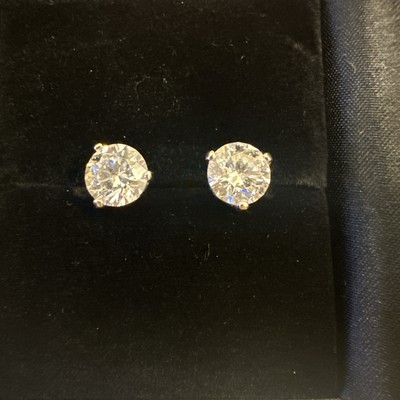 Lab Created Diamond Studs 2 Ct Total Weight - 1Ct Each Stud Martini Fassung