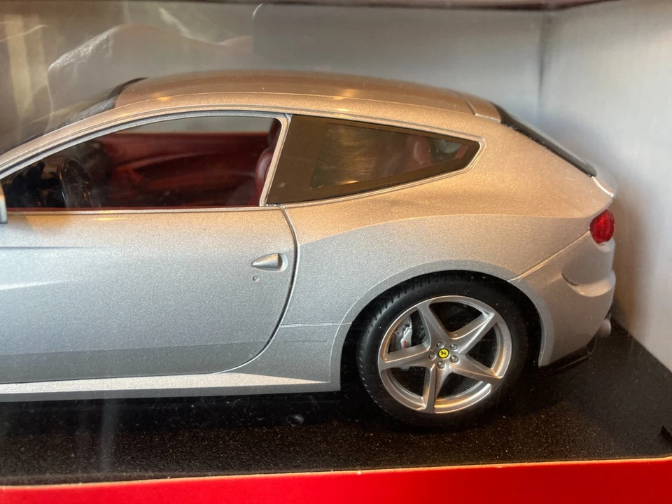 RARE FERRARI FF ARGENT 1/18 HOTWHEELS - Photo 4/4