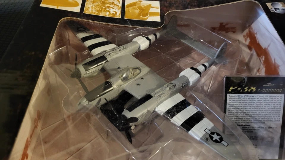 Bonito avión de combate modelo fundido a presión P-38 Lightning vintage usado escala 1/60 *daño Foto 3 de 4