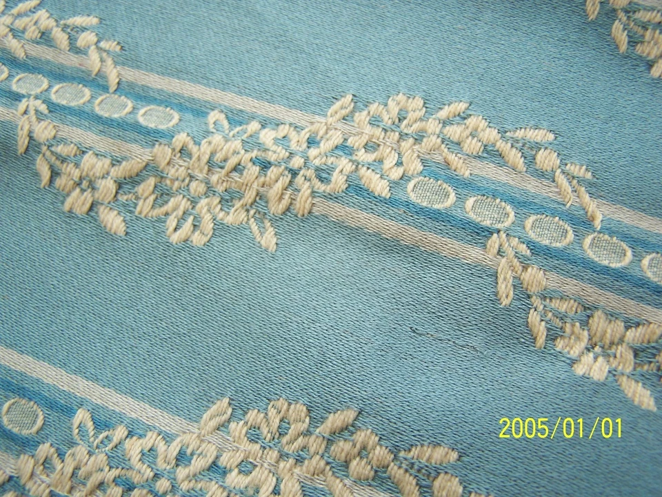 Coupon de tissu ancien en soie bleue brodé de fleurs. XIXème. Réf n°14 - Photo 4/4