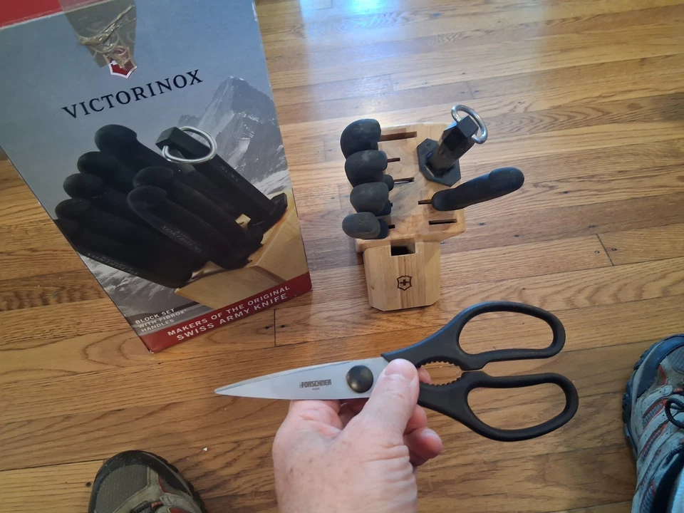 Conjunto de bloco de facas Victorinox 8 peças modelo 48891 - 1 faca faltando - Imagem 3 de 4