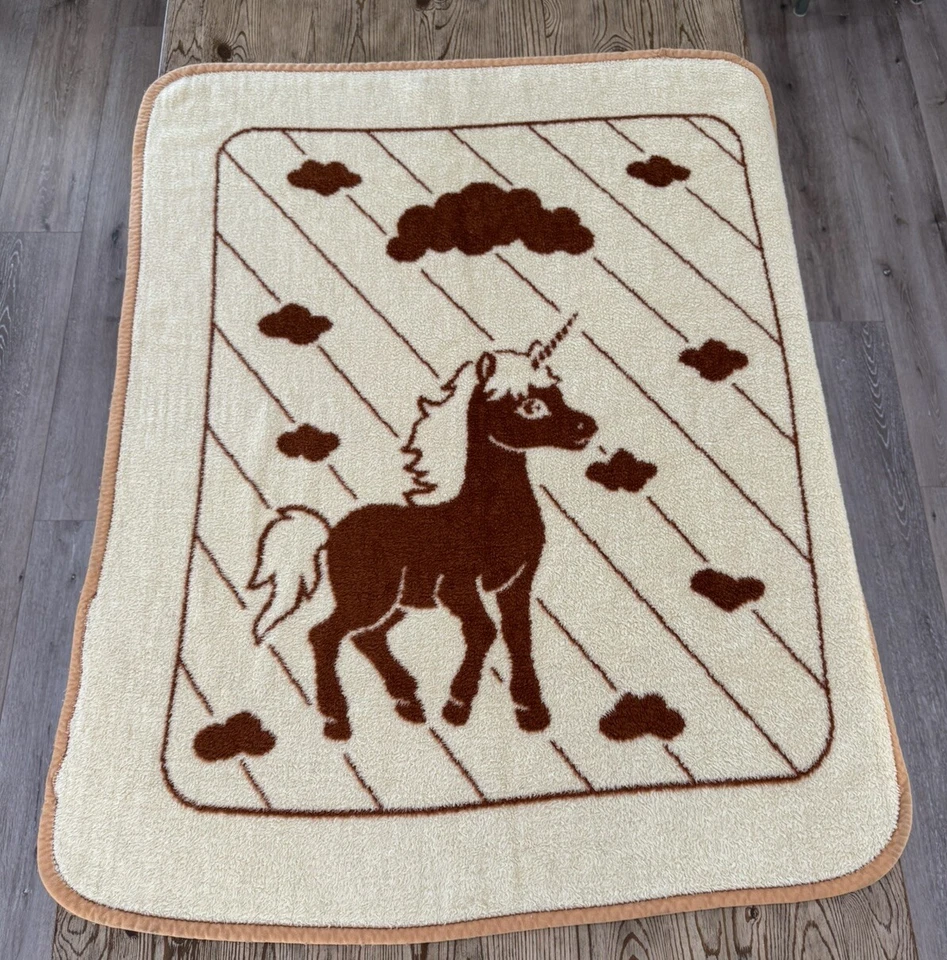 Manta Infantil Vintage Unicornio Arcrílico Bebé Marrón y Crema Reversible 54 x 42 Foto 3 de 4