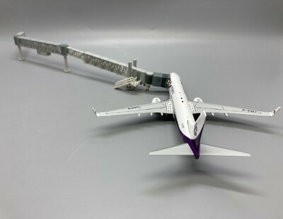 JC Wings 1:200 ジェットブリッジ LH2281 B737/A320 Set of 2” 1:200 OK Air B737-800 & Jet Bridge JC Wings XX2080