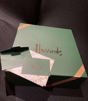 NEU Original Harrods Trad. Grüne Geschenkbox Goldbandanhänger med. 19x17x9cm Ostern