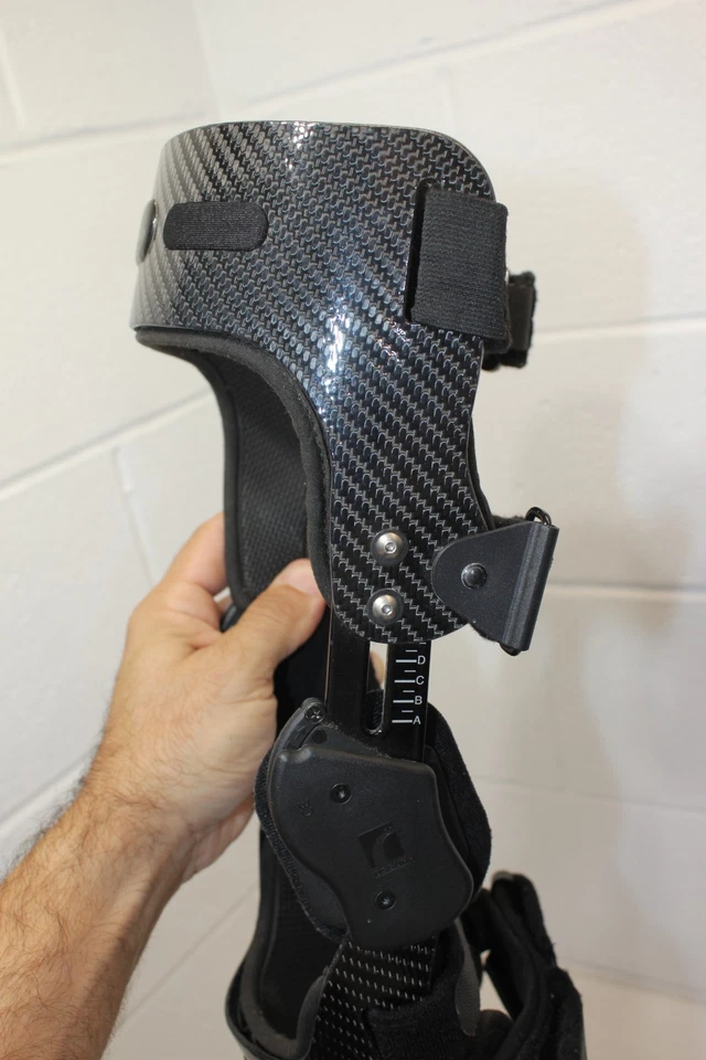 Rodillera Ossur Oasys Carticare OA-PLUS grande PIERNA DERECHA ajustable fibra de carbono Foto 3 de 4