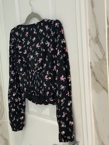 Prenda para mujer Wild Fable manga larga cuello en V ceñida delantera - negra floral talla S - Imagen 9 de 9
