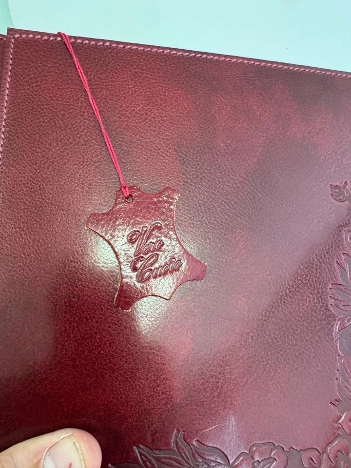 Álbum de fotos italiano de cuero hecho a mano Vero Cuoio 9,5x9" rojo tooled floral Foto 3 de 4