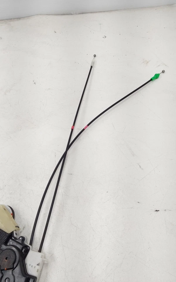 Toyota Yaris SE 2013 actuador de bloqueo de puerta delantera derecha OEM Foto 2 de 4