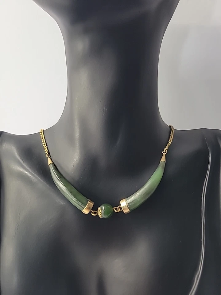 Collar Vintage Piedra Verde Tono Dorado Curvo Estilo Cuerno Cuentas Diseño Asiático Foto 2 de 4
