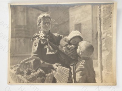 Frau 2 Kinder Baby Trauben Korb Straßenszene Marcus Adams um 1920 Foto