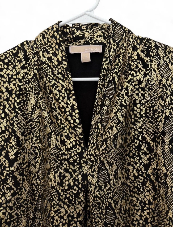 Blusa plisada invertida de piel de serpiente dorada metálica Michael Kors para mujer talla mediana Foto 2 de 4