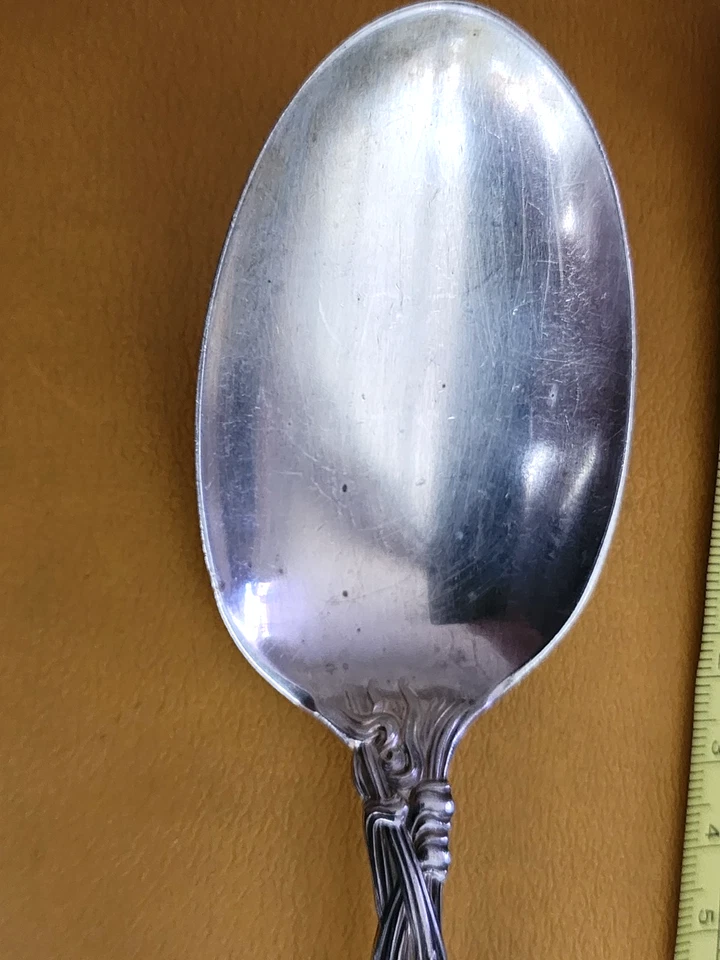 Cuchara para servir Frontenac by International de plata de ley 8 1/4" Foto 3 de 4