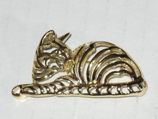 Vintage Signed "DANECRAFT LAYING CAT BROOCH" Shiny Gold Tone Open Work~ NICE