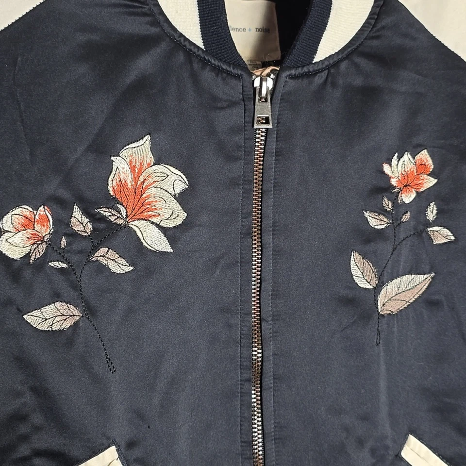 Chaqueta Bomber Urban Outfitters Silence + Nouvea Floral Bordada Talla XS Foto 3 de 4