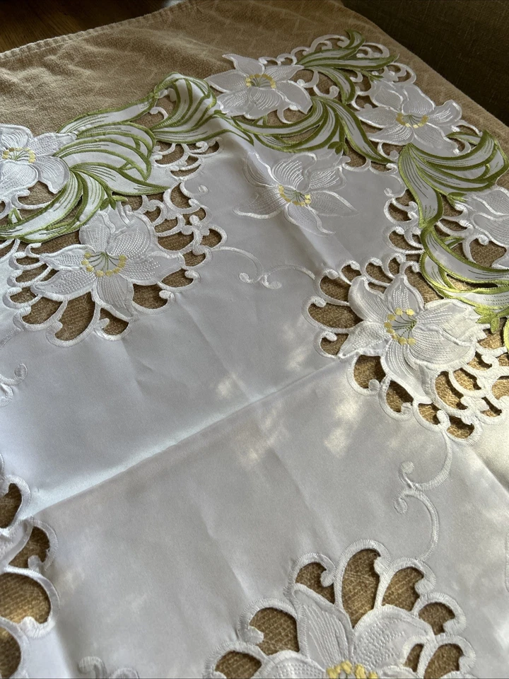 Mantel de encaje blanco 33 X 33 pulgadas² con muchas flores y hojas verdes Foto 4 de 4