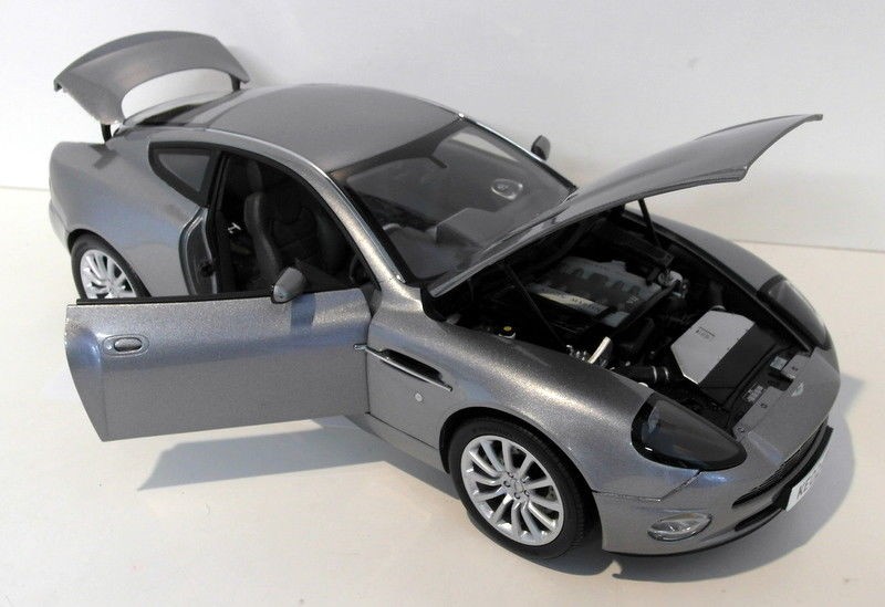 Kyosho 1/12 Scale Diecast 08603S Aston Martin V12 Vanquish