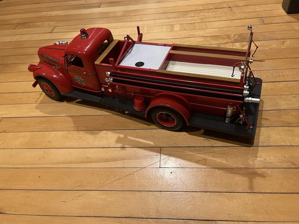 Highway 61,1/16 比例 1941 GMC Pumper 消防车,红色,细节特别 — 第 4/4 张图片