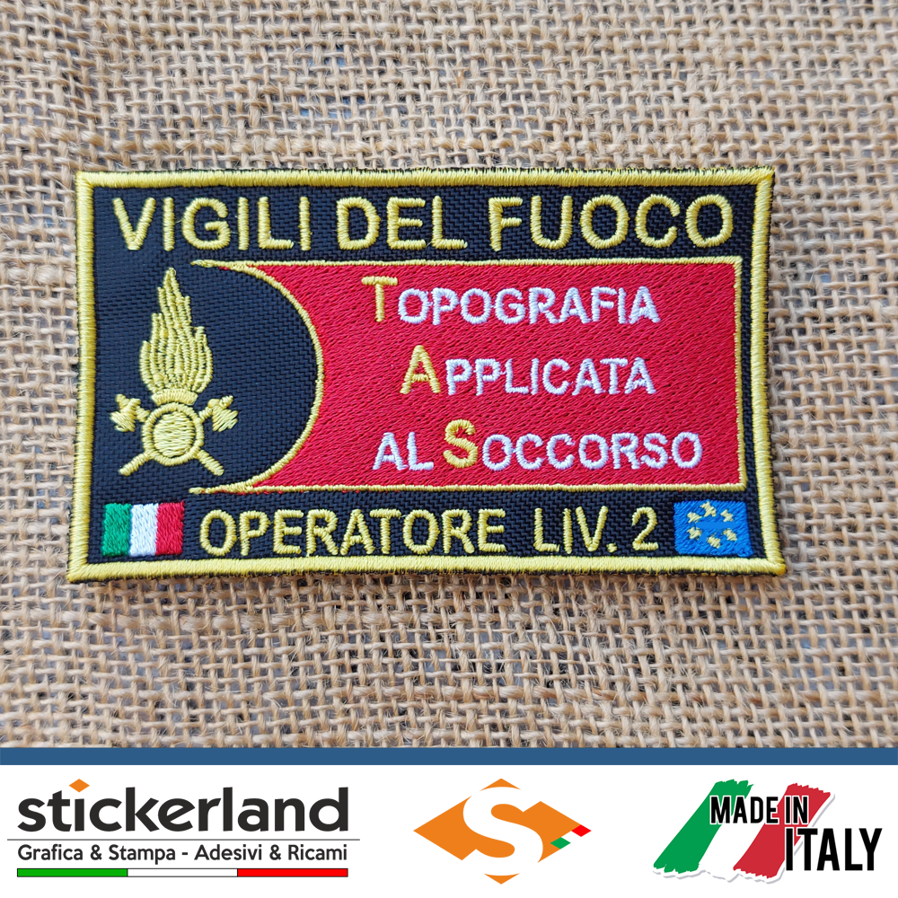 Toppa Ricamata Tattica 'Aim For The Face' In Rosso, Dimensioni 4x7,6 Cm, Con Fissaggio A Strappo Compatibile VELCRO®