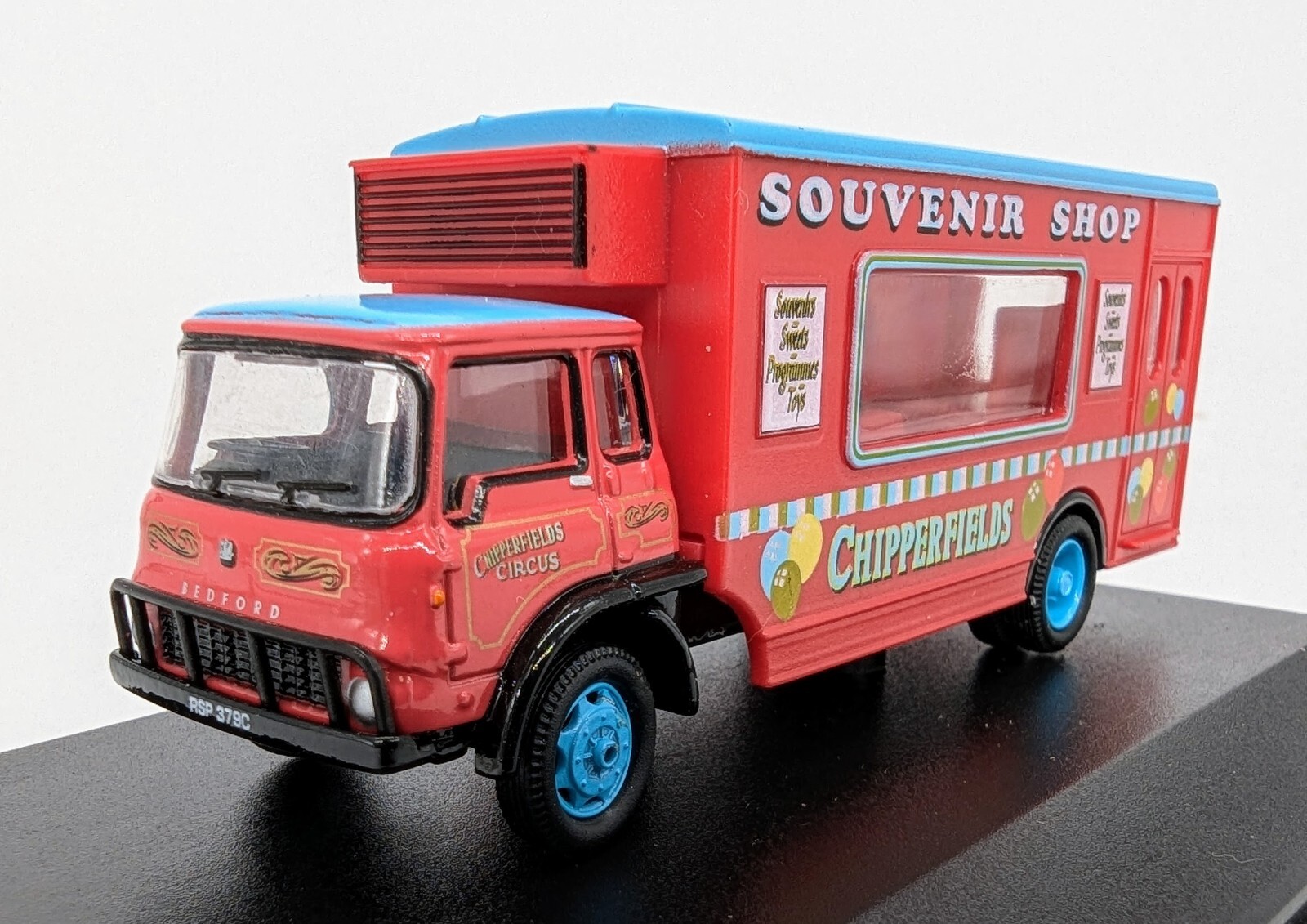 Oxford Diecast Bedford TK Chipperfields Circus Mobile Shop CH020