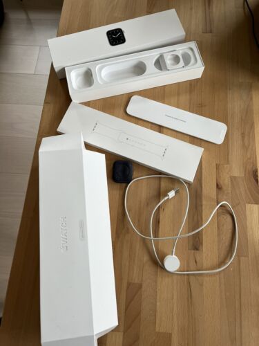 Apple Watch Charging Cable And Empty Box (Watch Not Included) - 第 1/1 張圖片