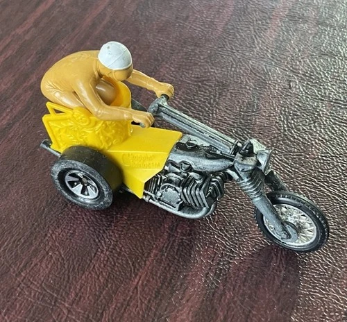Vintage 1971 HOT WHEELS Yellow Choppin’ Chariot RRRumblers Motorcycle & Rider