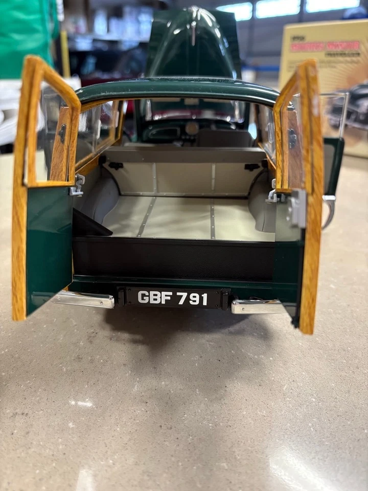 Sunstar Morris Minor Traveller 1/12 scale diecast model car, limited edition - Image 3 of 4