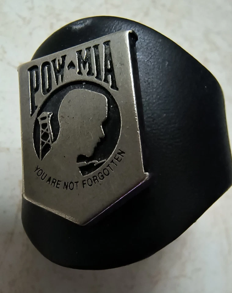 宽 Blk 皮革 POW/MIA 徽章戒指 美国制造 Snap Close 复古军事收藏 — 第 4/4 张图片