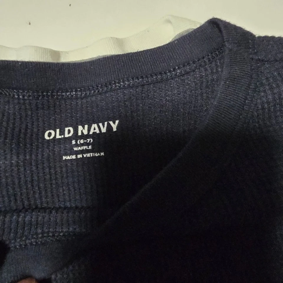 Conjunto de camisa térmica Old Navy para niños jóvenes talla 6-7 - azul marino, blanco y gris Foto 4 de 4