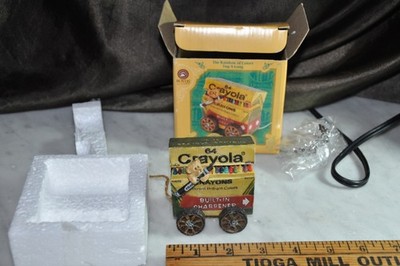 Boyds Crayola Crayons ''The Rainbow of Colors Tug-A-Long'' Figurine