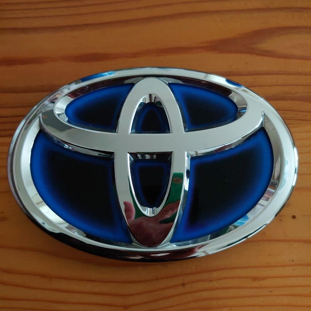 Toyota Aqua NHP10 SAI Genuine Front Emblem 75310-75010 / 75311