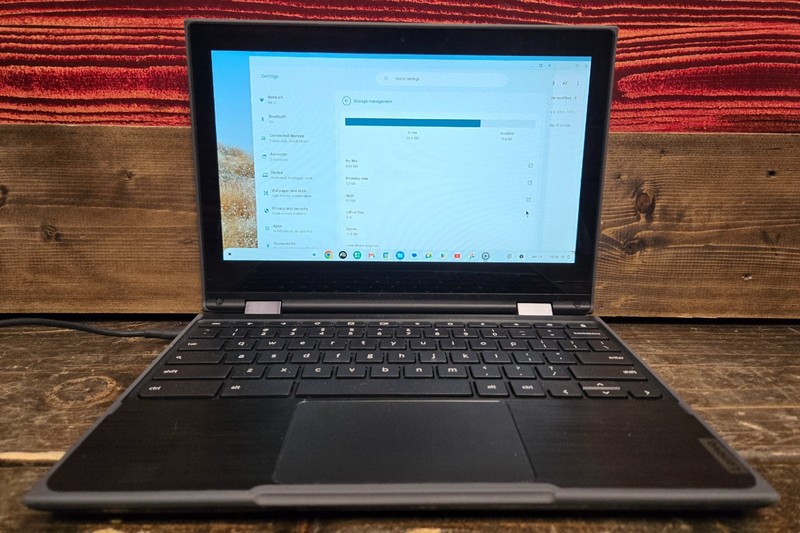 Lenovo 300e Chromebook 2nd Gen AST (32gb eMMC) & NON-ORIGINAL CHARGER