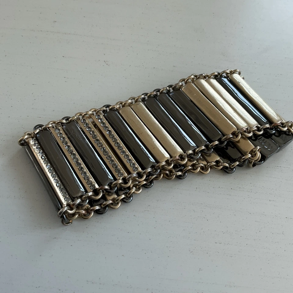 Pulsera para mujer Kenneth Cole New York tono dorado y pistola con paneles de barra tono metal Foto 4 de 4